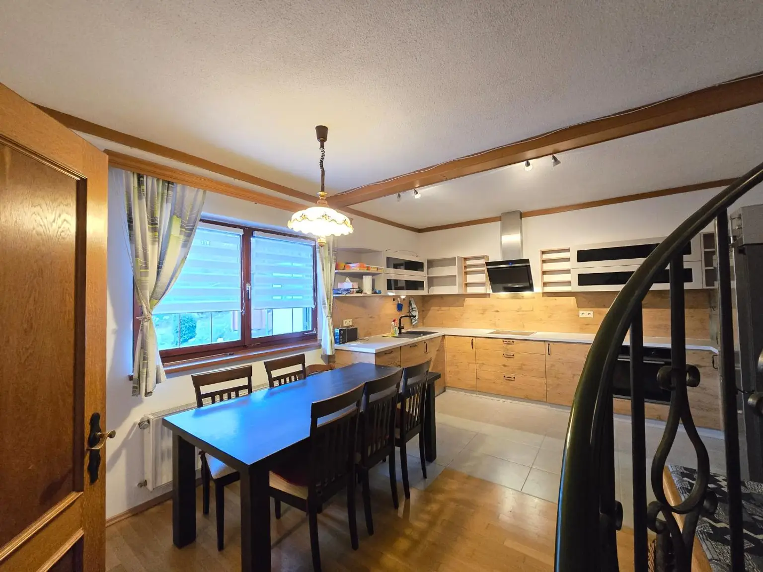 Haus mit zwei Wohneinheiten und Gartenidylle