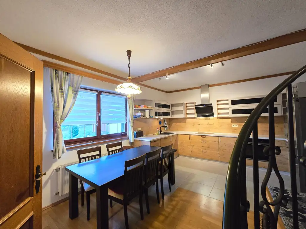 Haus mit zwei Wohneinheiten und Gartenidylle