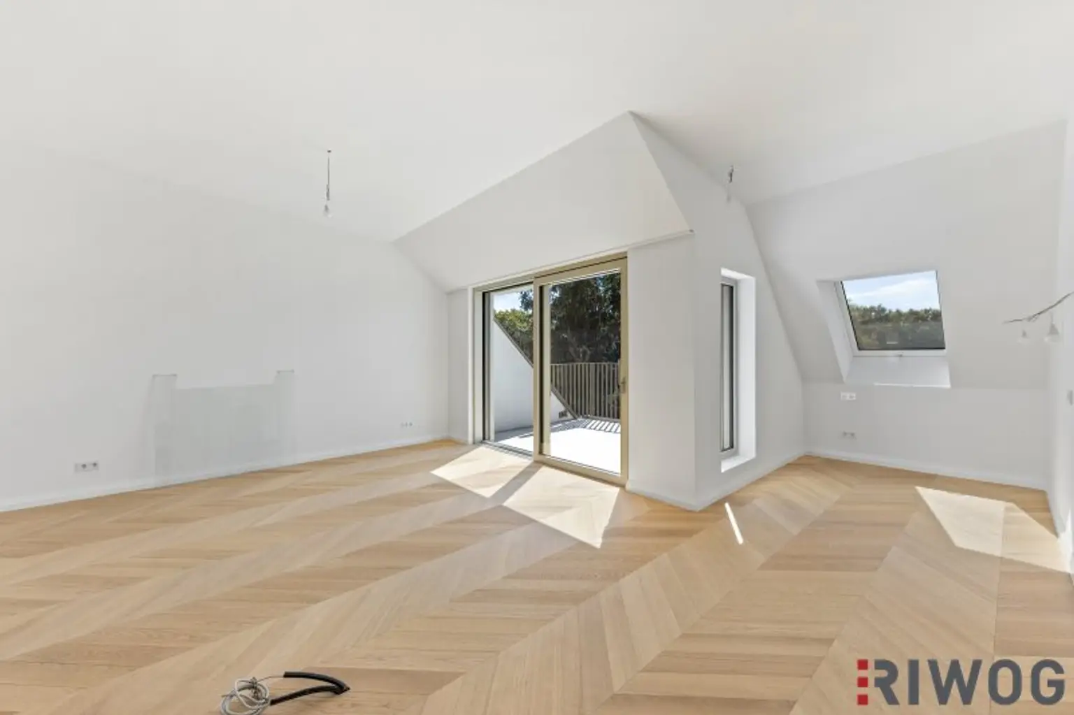 3,7m Raumhöhe im DG, Garage mit 2 Stellplätze, Atrium, Aufzug in die Wohnung und 360° Dachterrasse