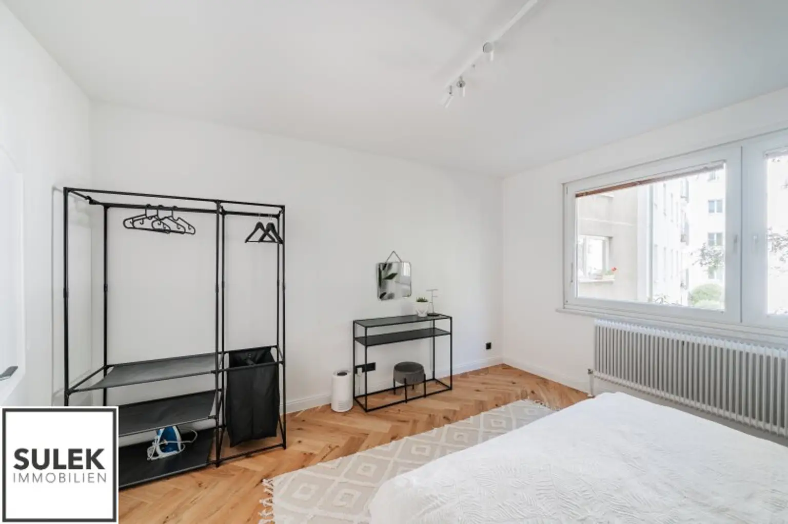 Ruhige, sanierte 3,5 Zimmer Wohnung mit Designer-Bad und Küche + Garage (optional!) in Mariahilf - beziehbar ab 01/26!