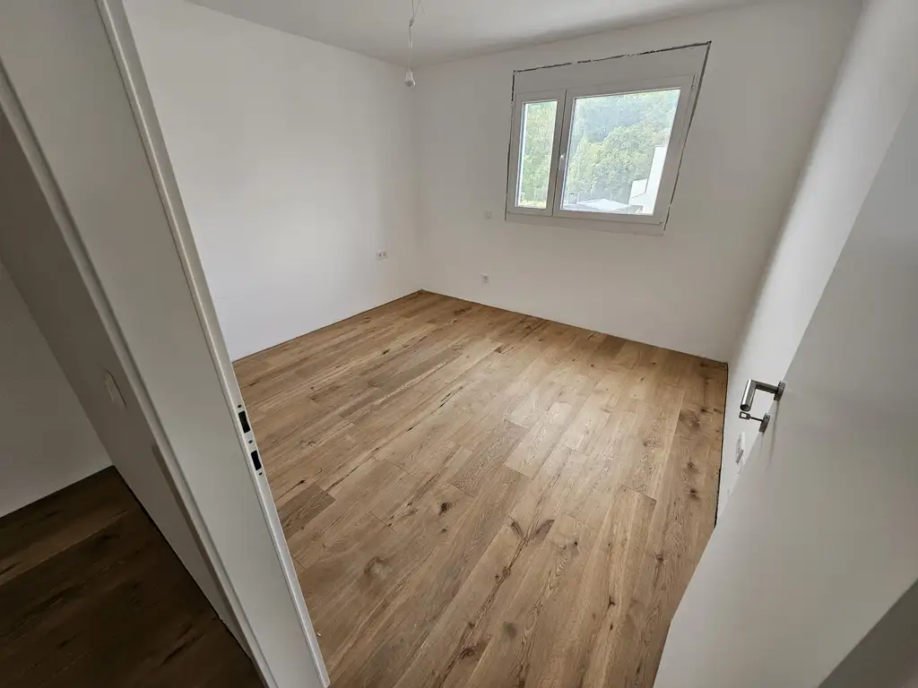 Neubauwohnung mit abgetrennter Küche, großem Wohnbereich und Balkon – komfortabel & modern
