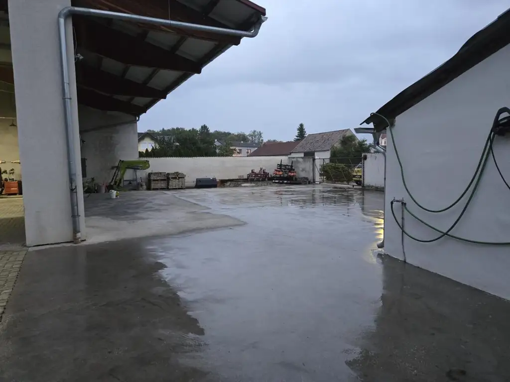 "Wohnhaus und Hallen"