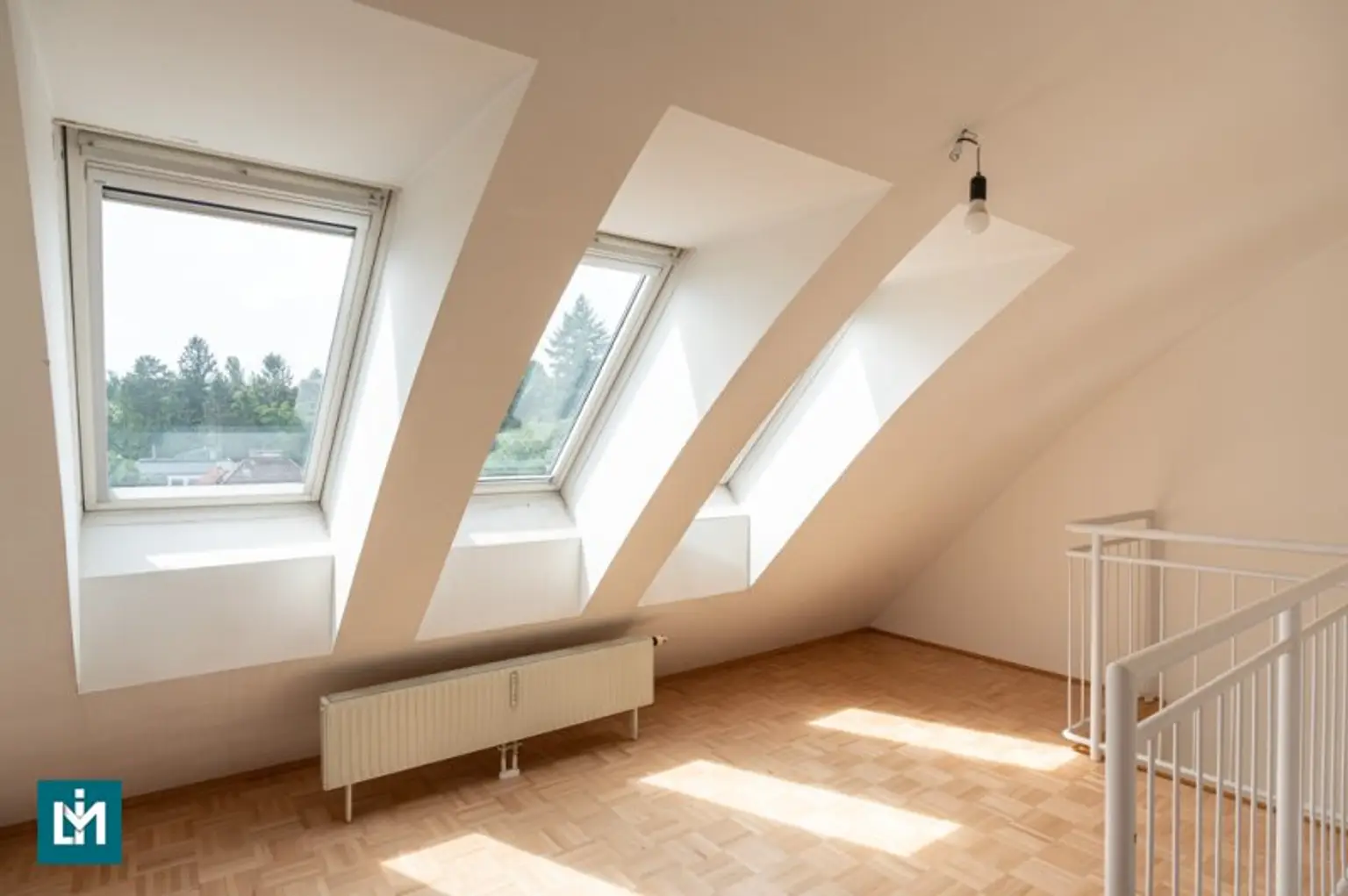 SCHÖNE 2 - ZIMMER MAISONETTE MIT GALERIE UND 2 TERRASSEN / NÄHE KRANKENHAUS GÖTTLICHER HEILAND