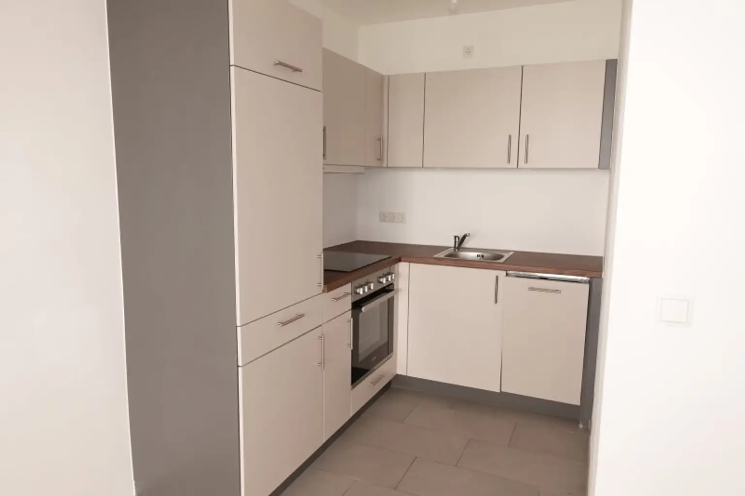 Zweitbezug, HOFSEITIGE BALKON-2 Zimmer-Neubauwohnung