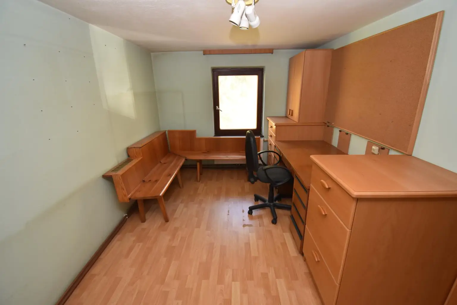 Wohnhaus mit SANIERUNGSBEDARF