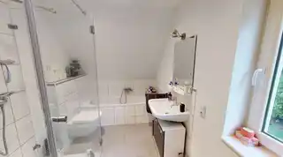 Bad mit Wanne/Dusche