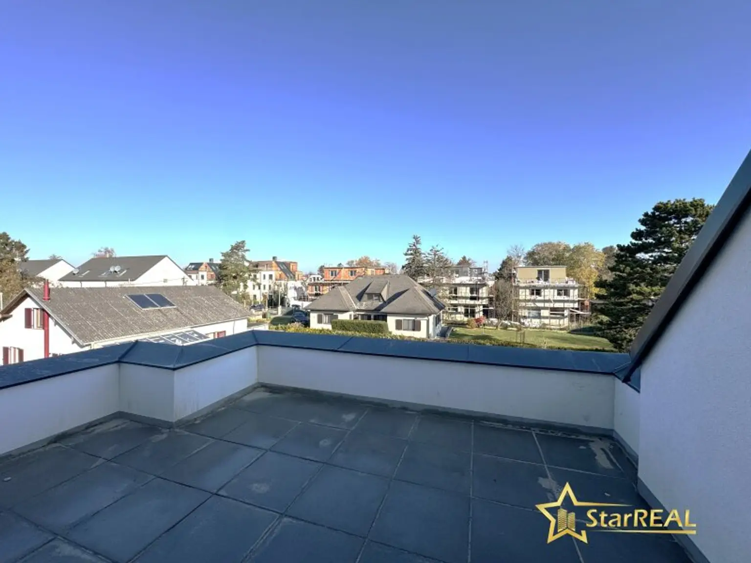 TOP DEAL! SCHLÜSSELFERTIGES EINZELHAUS! 5 ZIMMER/ 3 BADEZIMMER/ 3 TOILETTEN. INKLUSIVE STELLPLATZ.