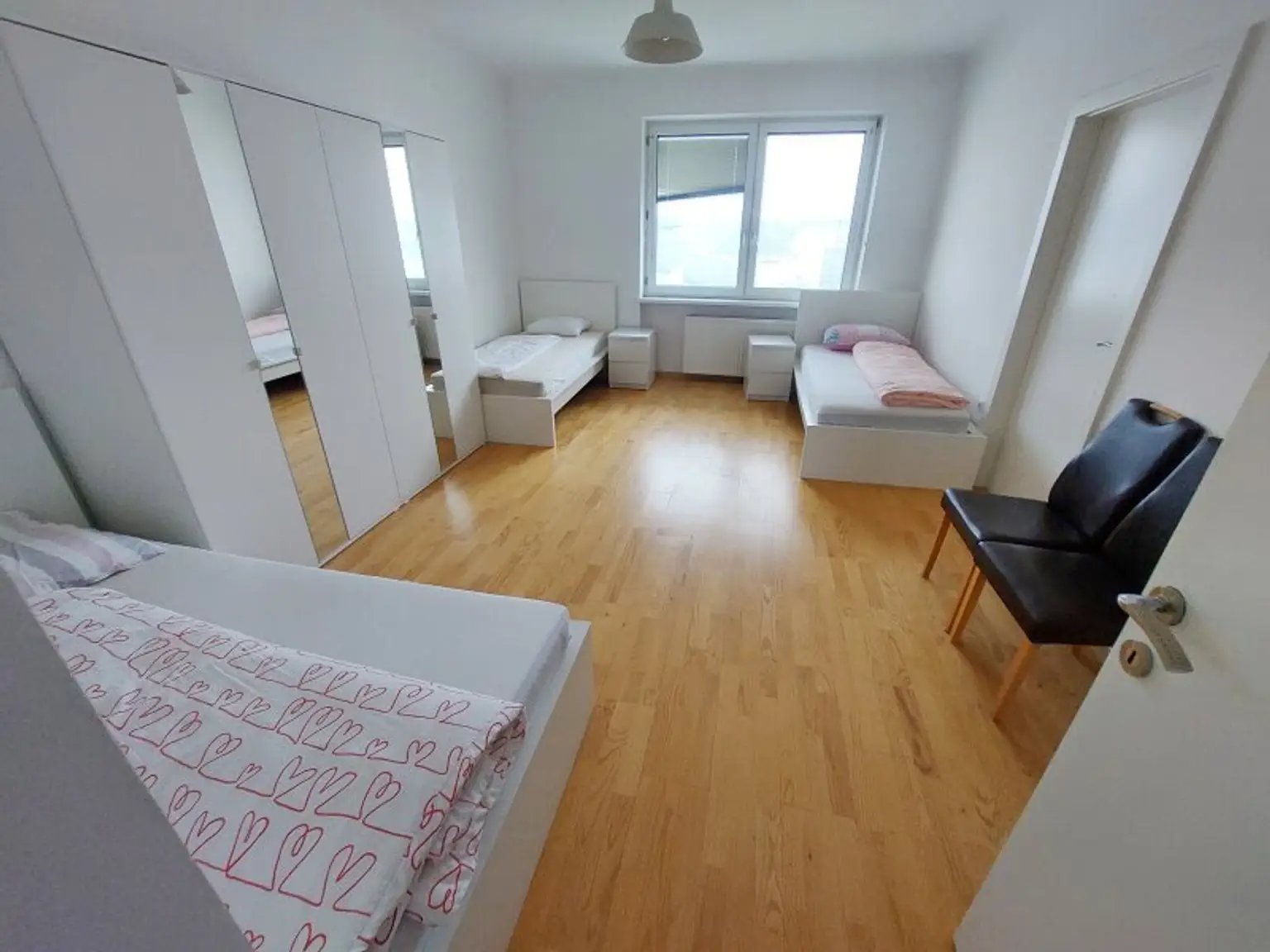 145 m² möblierte 5-Zimmer-Dachterrassenwohnung mit Untervermietrecht bzw. als WG / Arbeiterquartier