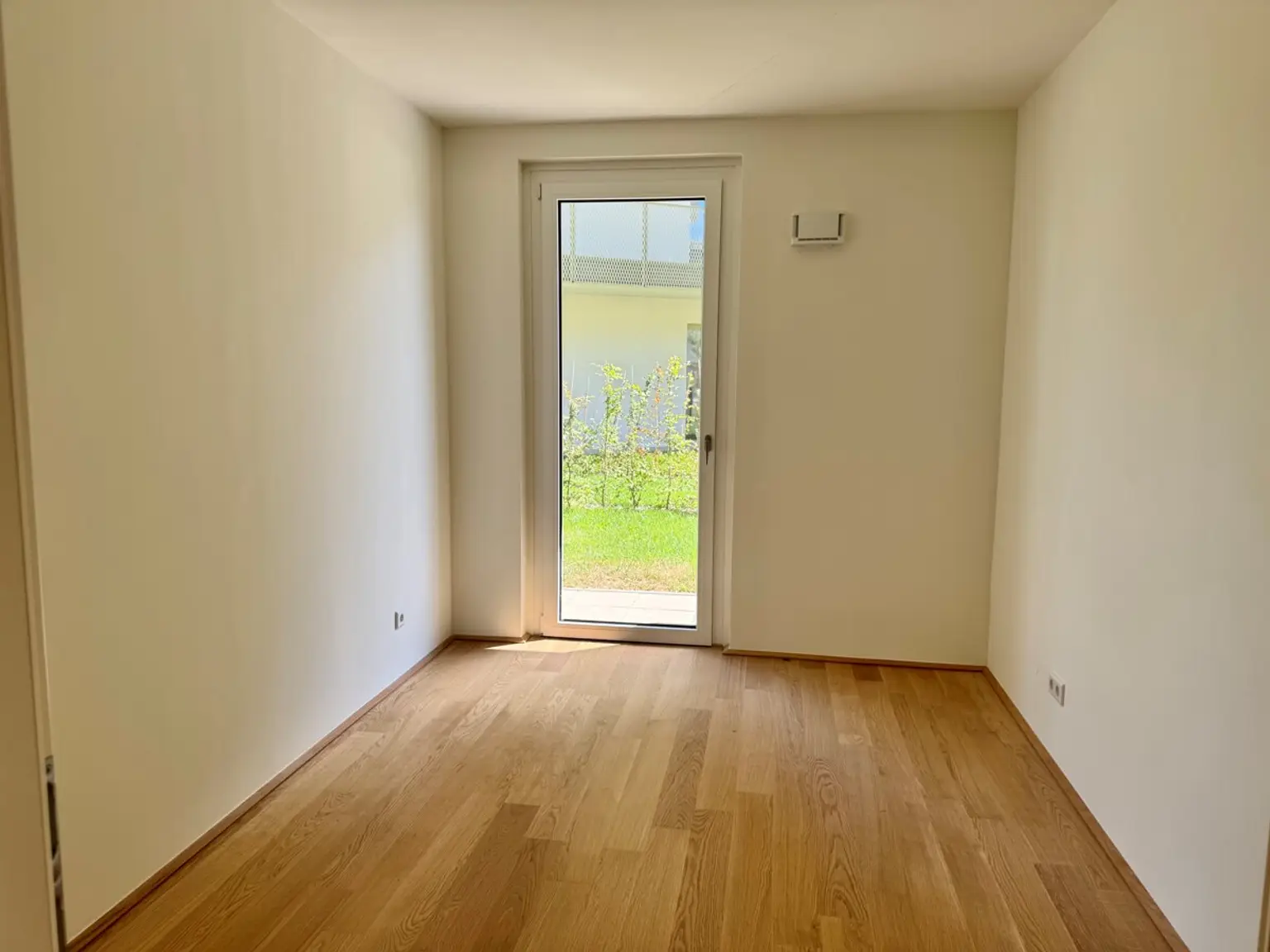 Hirschfeld: Erstbezug und provisionsfrei - 70m2 Garten von der Sonne geküsst! Wie im Urlaub