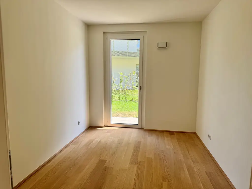 Hirschfeld: Erstbezug und provisionsfrei - 70m2 Garten von der Sonne geküsst! Wie im Urlaub