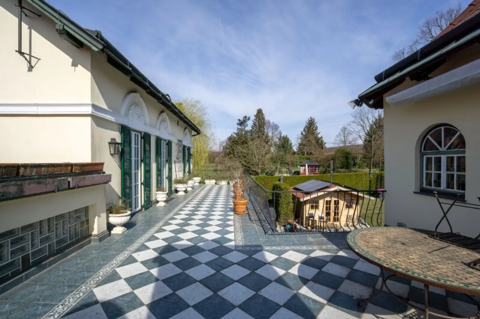 schachbrettartiger Fliesenboden