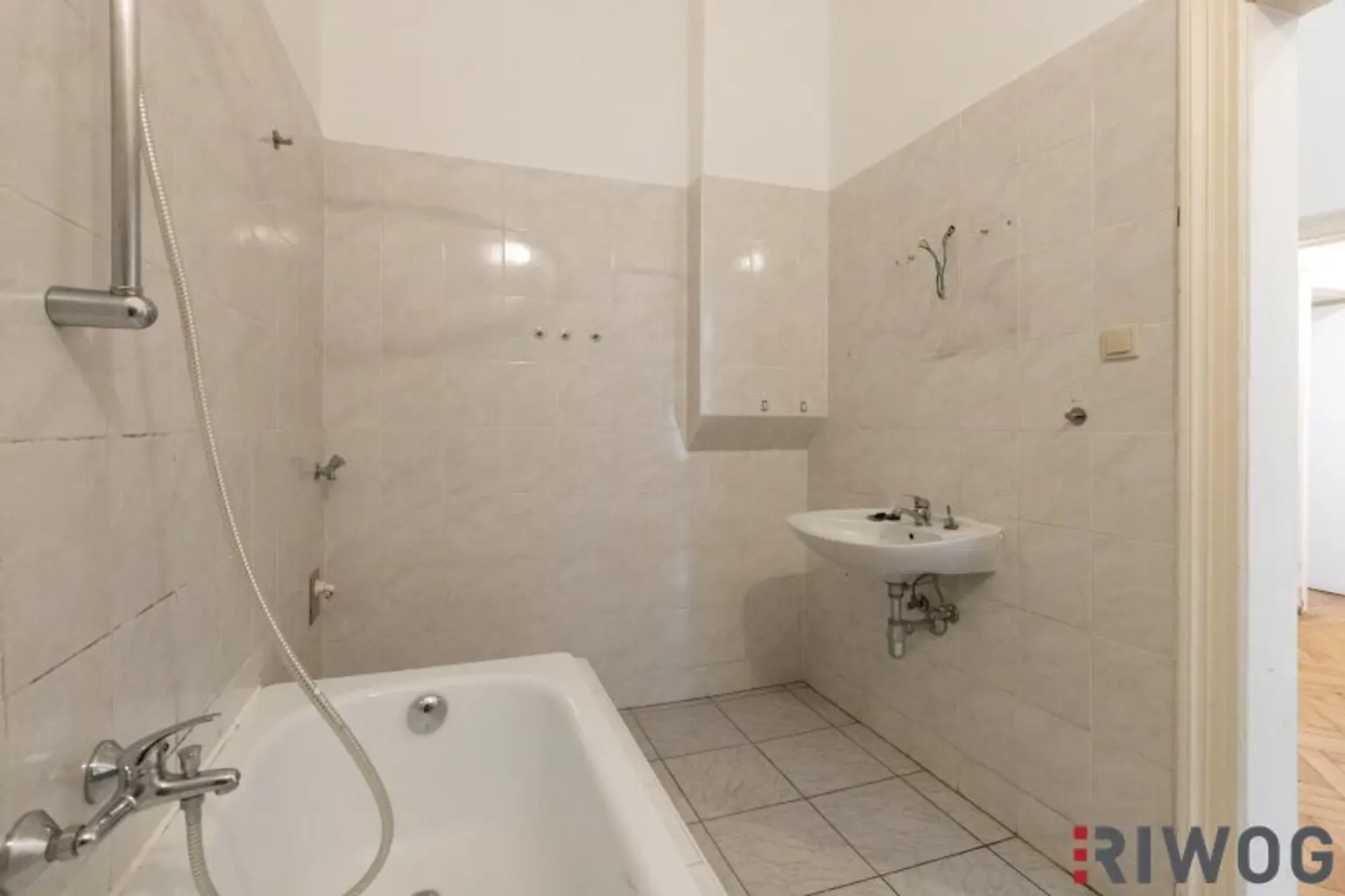 NÄHE 1. BEZIRK, DONAUKANAL UND AUGARTEN | Stilaltbauwohnung mit Potenzial | ca. 3,60 m Raumhöhe | Teils Hoflage | Rembrandtstraße