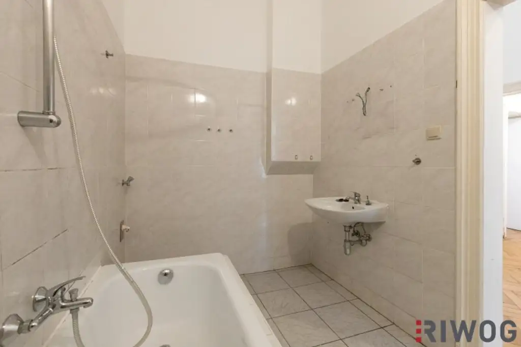 NÄHE 1. BEZIRK, DONAUKANAL UND AUGARTEN | Stilaltbauwohnung mit Potenzial | ca. 3,60 m Raumhöhe | Teils Hoflage | Rembrandtstraße