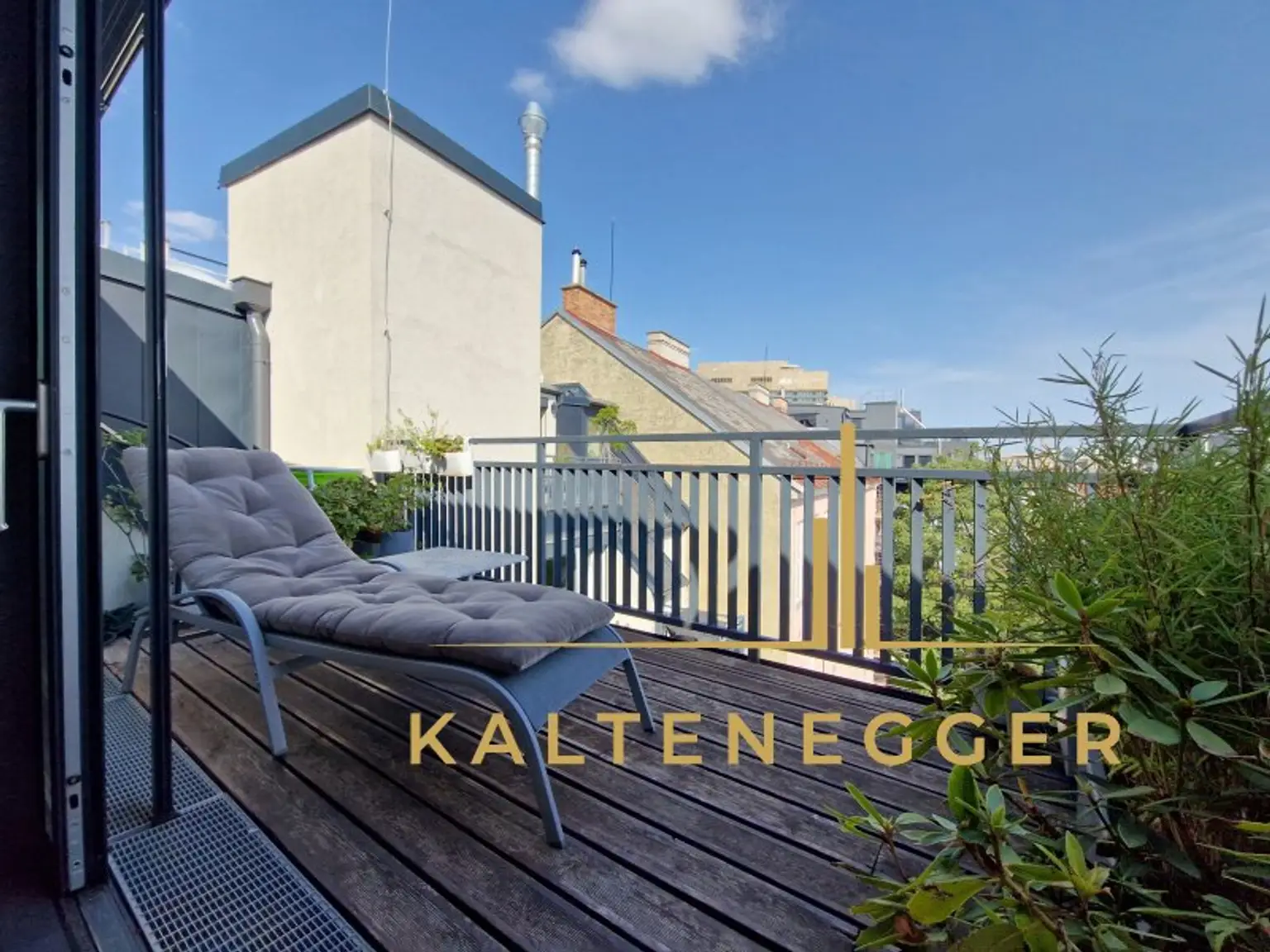 Terrasse, vom Schlafzimmer aus begehbar, südöstlich ausgerichtet, ca. 9,43 m²