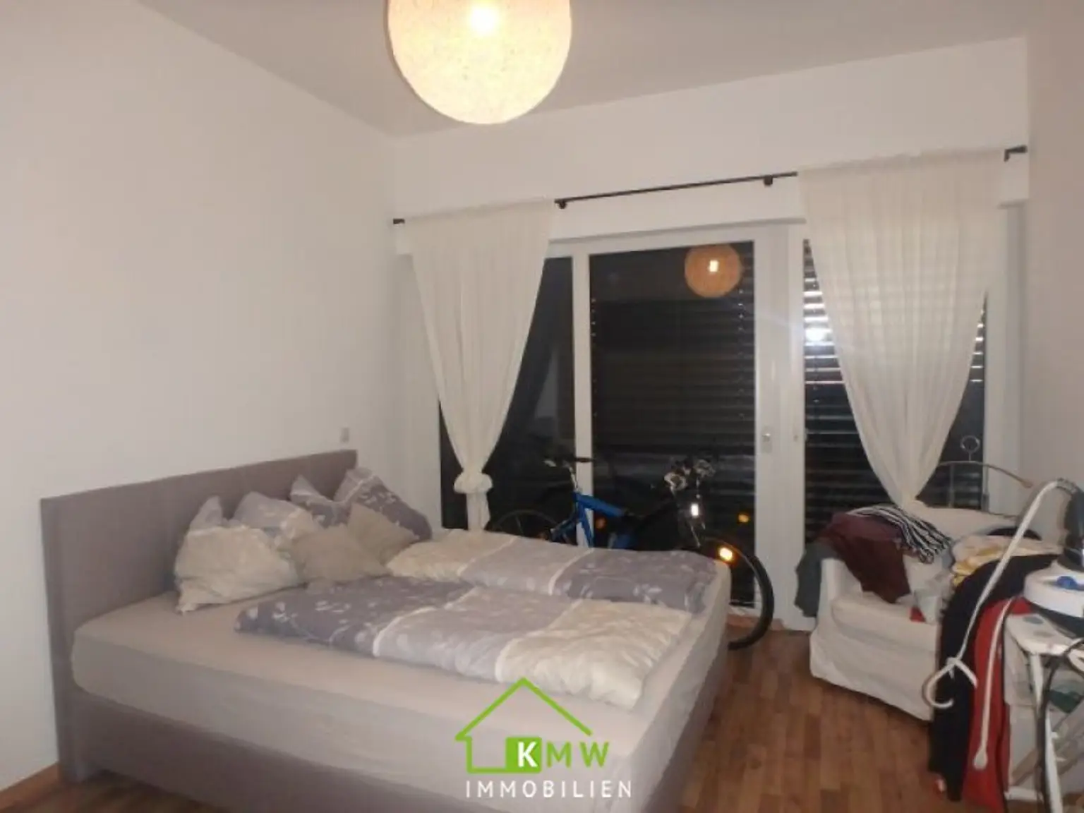 Lichtdurchflutete, moderne 2 Zimmer Wohnung mit Terrasse und 2 Tiefgaragenplätze
