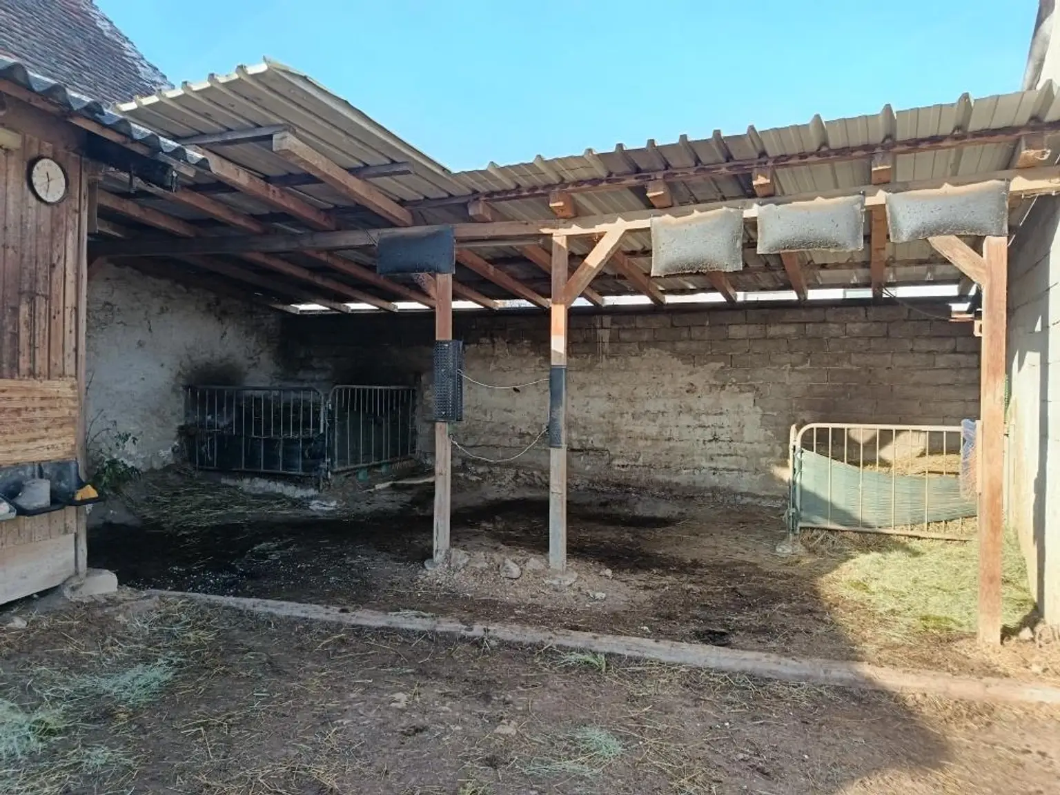 Vielseitiges Wohnhaus mit großzügigem Hof und Nebengebäuden