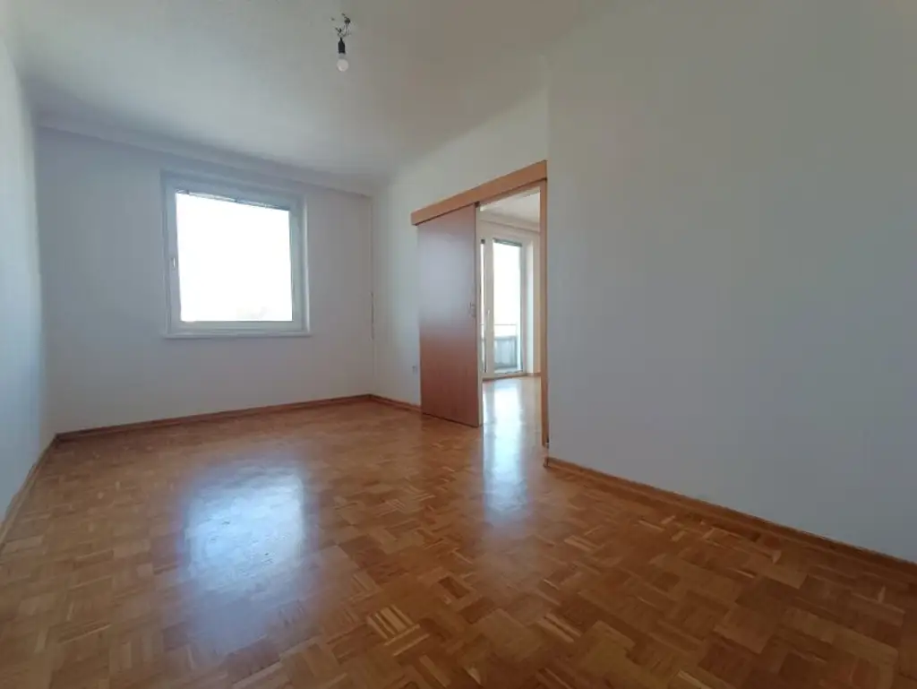 2-Zimmer Wohnung mit Weitblick und Loggia im 5. Stock mit Lift! Nähe U6 Dresdner Straße!