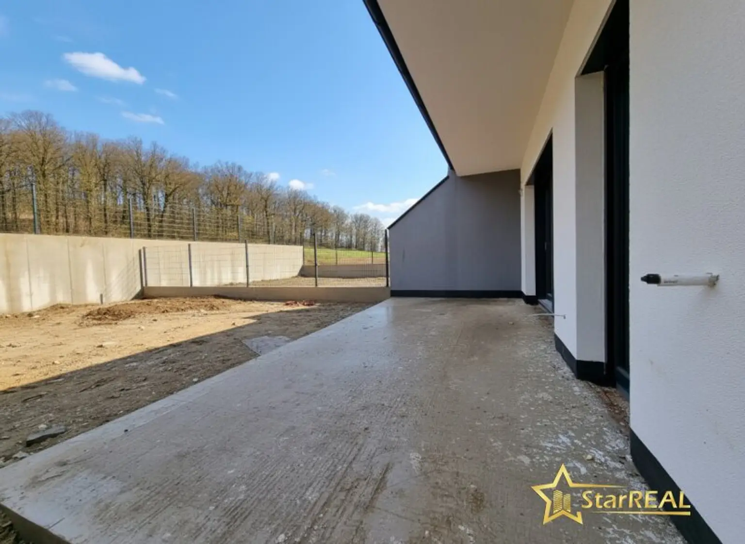 KURZ VOR FERTIGSTELLUNG! 208 m² NFL! 5-ZIMMER, KELLER, BALKON, TERRASSE, CARPORT UND GROSSER GARTEN. ZIEGELQUALITÄT MIT UNVERBAUBAREM GRÜNBLICK.