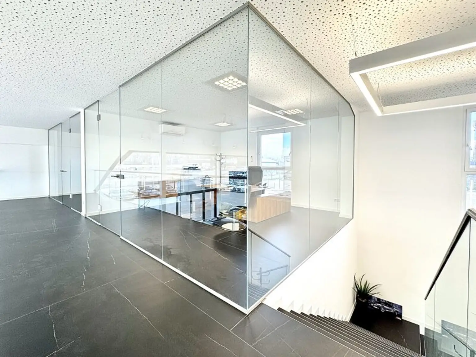 Einzigartiges architektonisches Design I maximale Sichtbarkeit I riesige Außenfläche I Anlageobjekt I befristet vermietet I 4 Autominuten von Ebreichsdorf