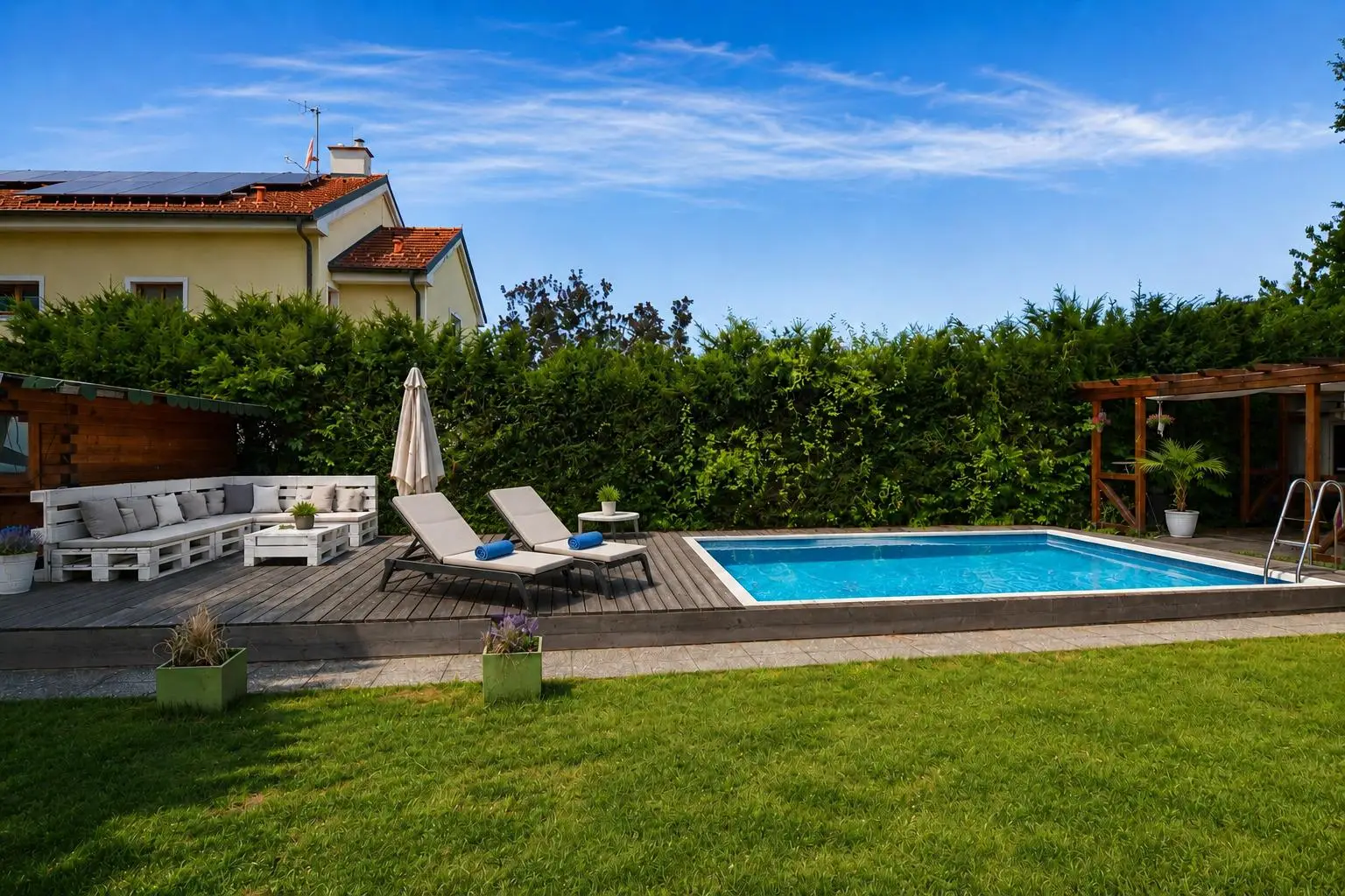 Pool mit Sonnenterrasse
