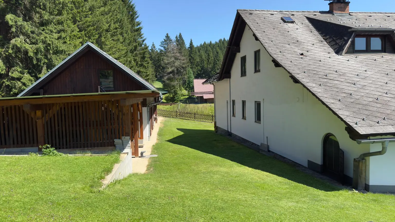 Großzügiges Einfamilienhaus am Dorfrand mit Nebengebäude und viel Potenzial