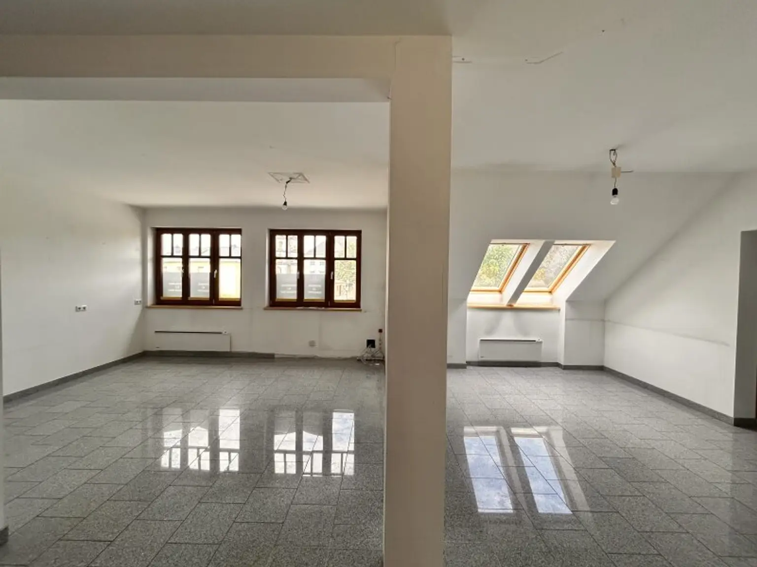 Geräumige Wohnung mit 7 Zimmern, Garten und 2 Stellplätzen bietet Platz zur Entfaltung