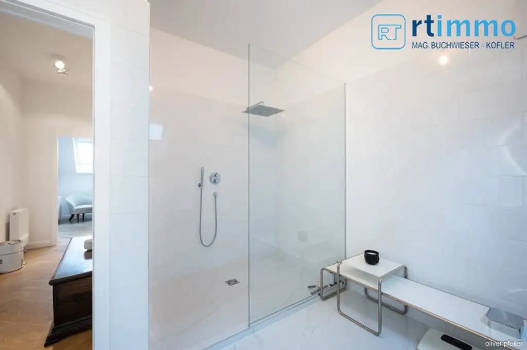 EDLE 5-ZIMMER DACHGESCHOSSWOHNUNG mit TERRASSE und AIRCONITION , Neuwertig