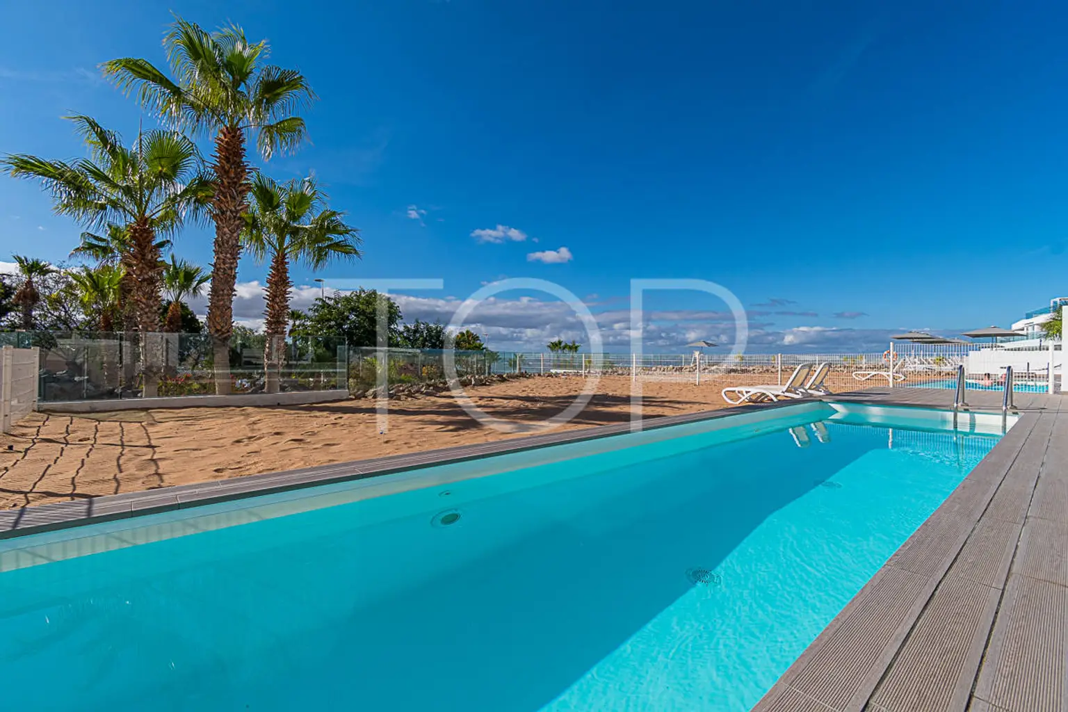 Apartamento exclusivo de tres dormitorios y piscina privada a la venta en Costa Adeje