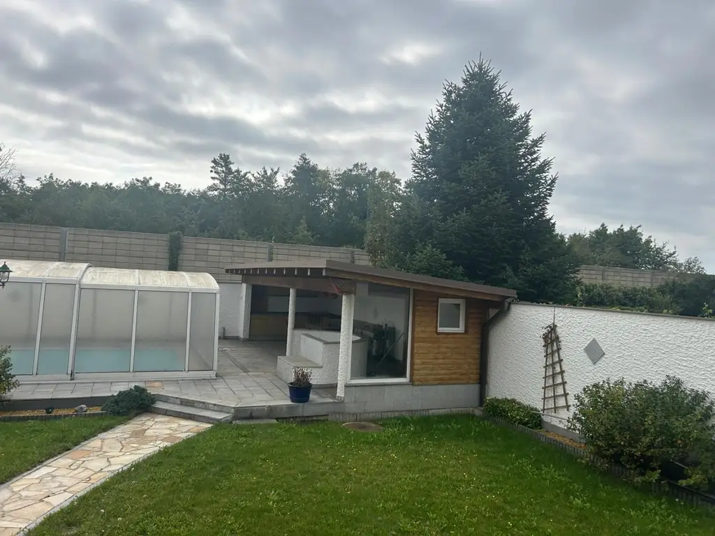 2 Familienhaus mit Pool und Outdoorküche/Poolhaus - Garage für 3 Autos -SOFORT VERFÜGBAR-DACHBODEN AUSBAUBAR