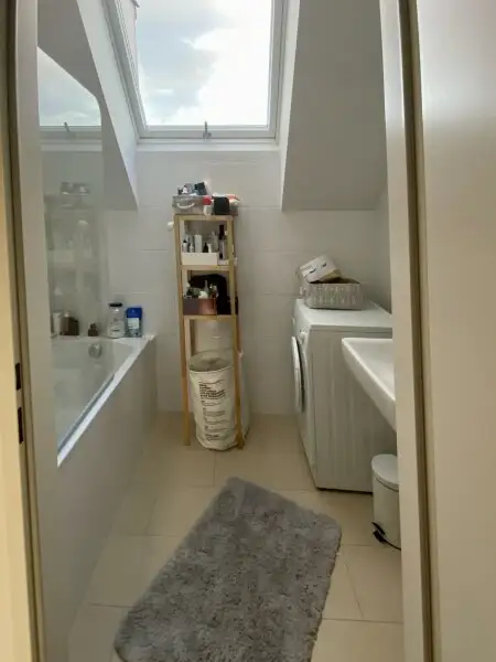 VOLL MÖBLIERTES traumhaft ruhiges Dachgeschoss-Appartement mit Terrasse und perfektem Öffi-Anschluß