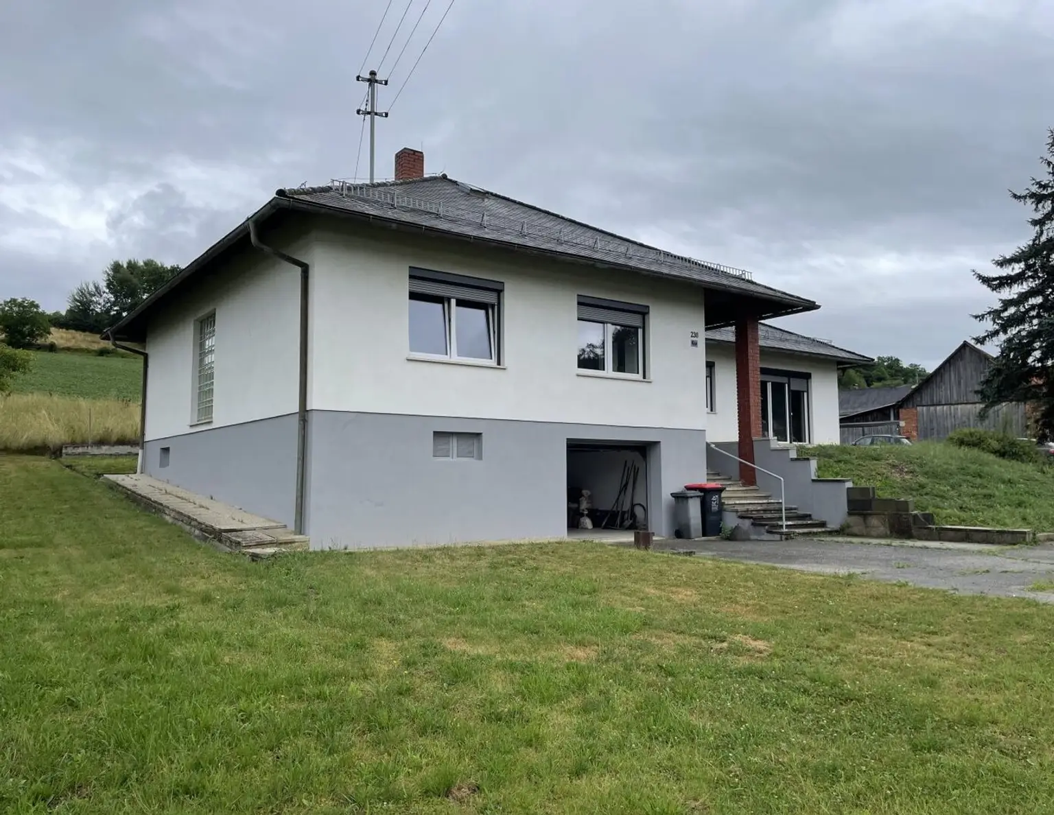Großzügiger rundum eingezäunter Bungalow in ruhiger und sonniger Ortsrandlage