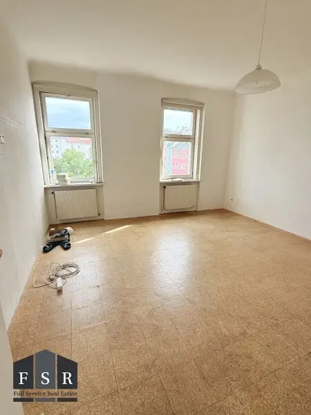 Lichtdurchflutete 4,5 Zimmer Wohnung - SANIERUNGSBEDÜRFTIG & BALKONANBAU möglich