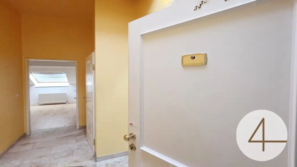 Gesamtes Dachgeschoß steht zum Verkauf