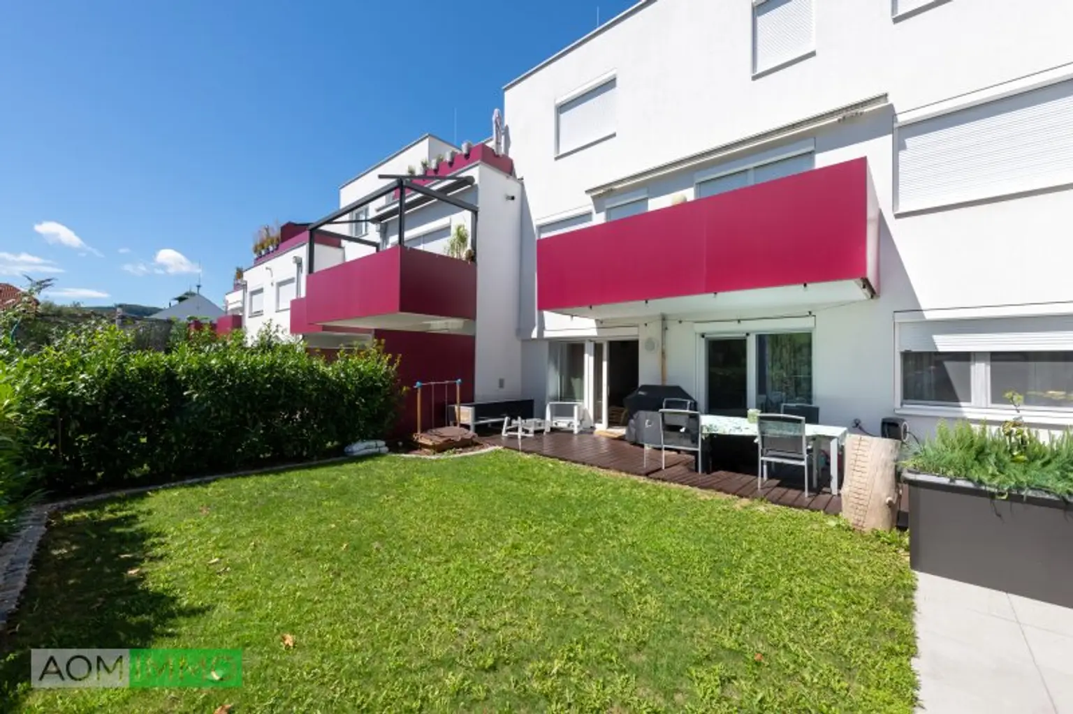 Neuwertige Gartenwohnung mit Terrasse & 2 Tiefgaragenplätzen – Wohnen im Grünen, nahe Wien
