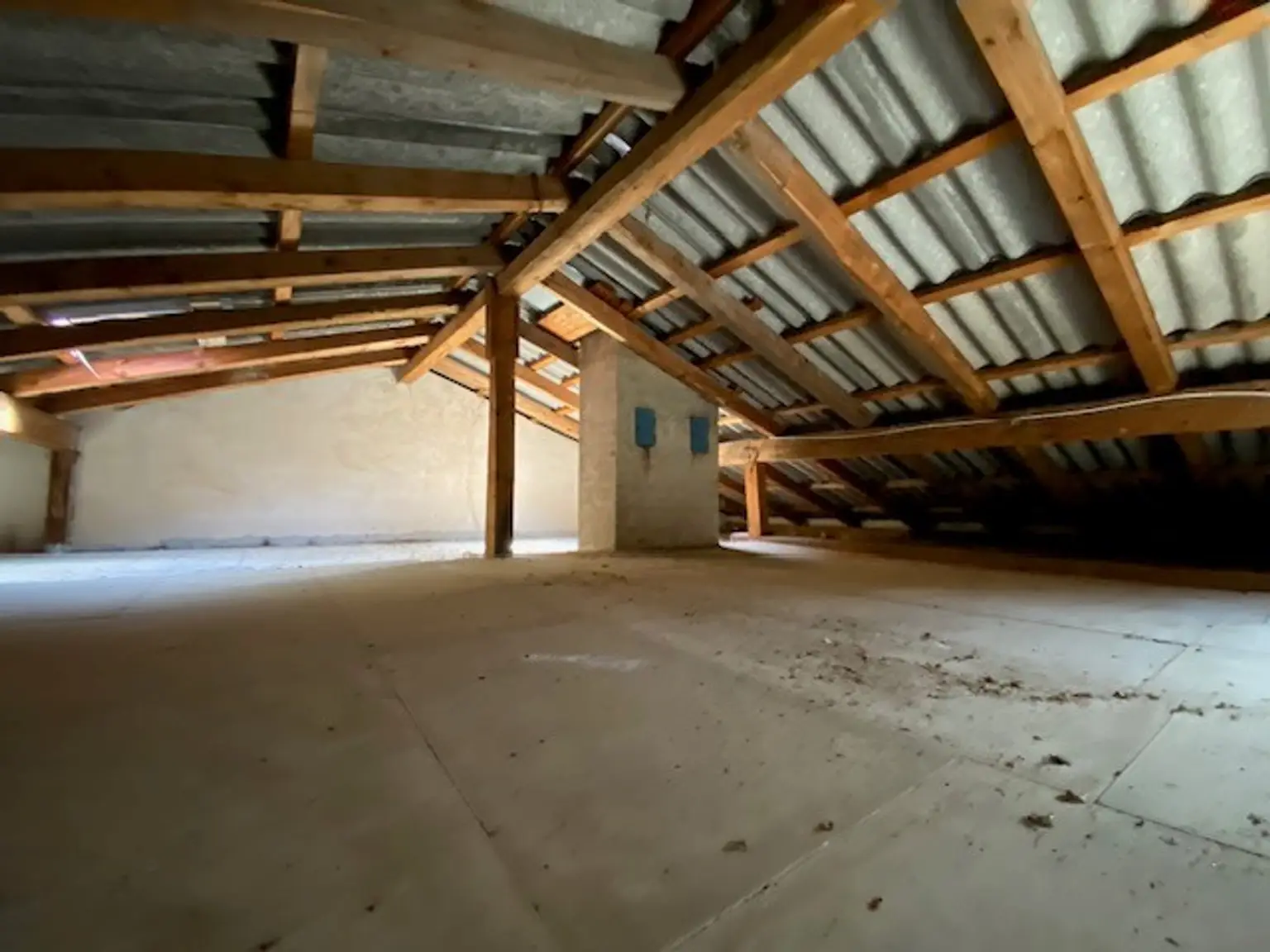 Dachboden mit Dämmung an der Decke