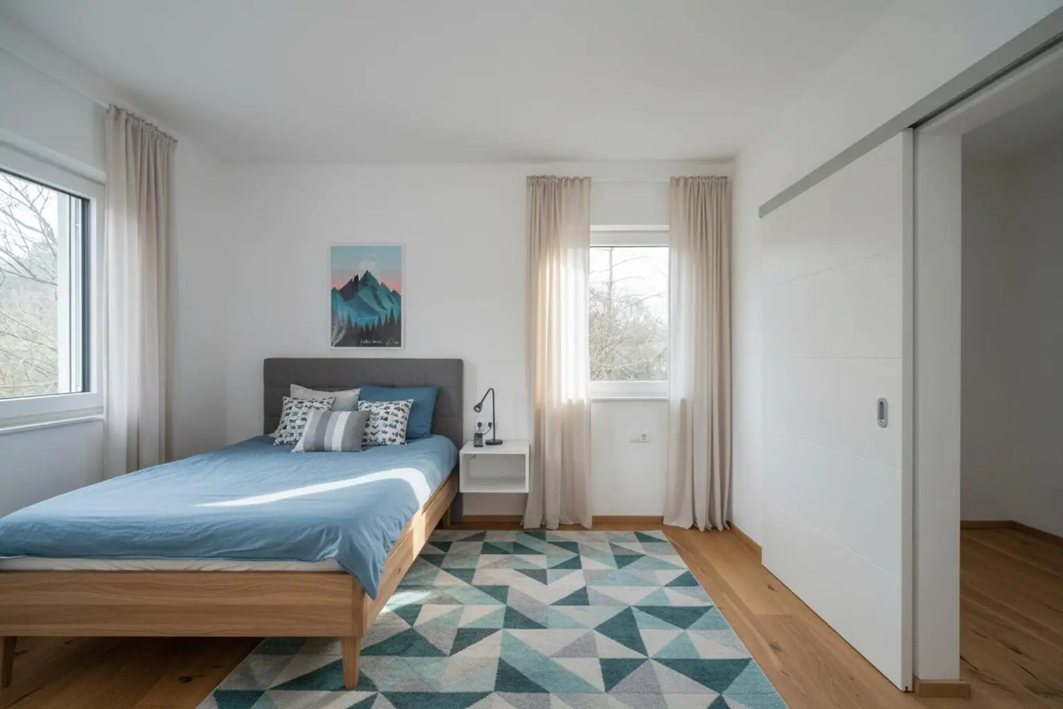 Zimmer 1 mit angrenzendem Schrankraum (OG)