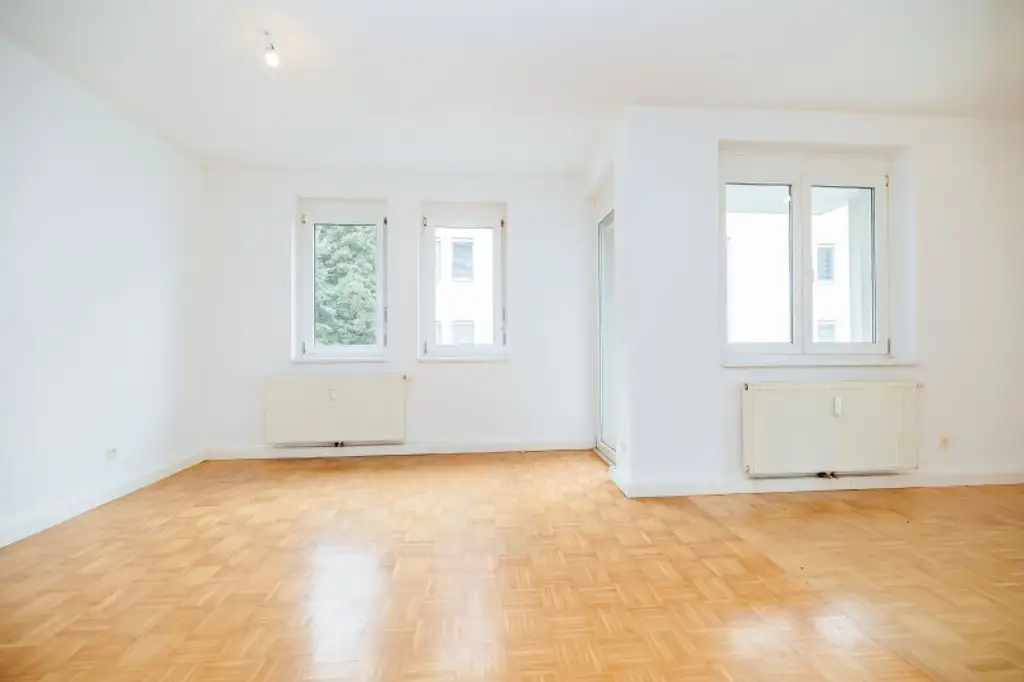LOGGIA I LICHTDURCHFLUTET I PARKETT I ABSOLUTE RUHELAGE I BADEWANNE I AB SOFORT I PROJEKT WOHNEN I