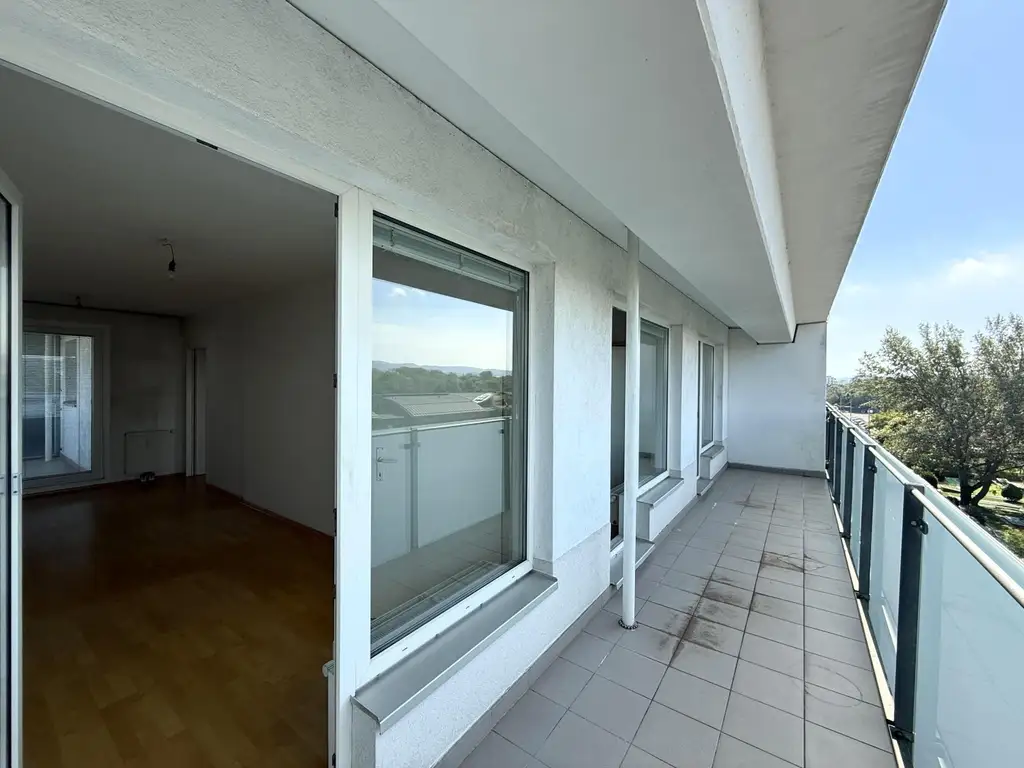Eine helle, renovierungsbedürftige 3-Zimmer Wohnung // A bright 3-room apartment in need of renovation //