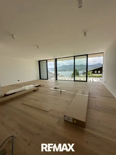 Wohnzimmer mit Ausgang auf die Terrasse mit Pool