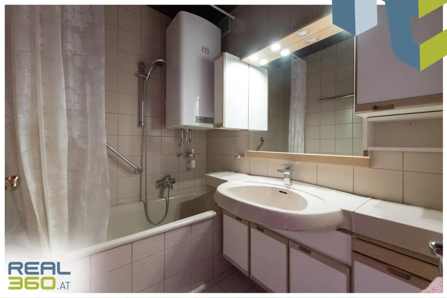 Badezimmer mit Badewanne