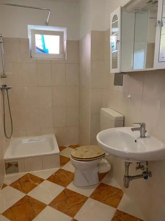 SOFORTBEZUG ,DREIZIMMERWOHNUNG MIT BALKON..! ! !