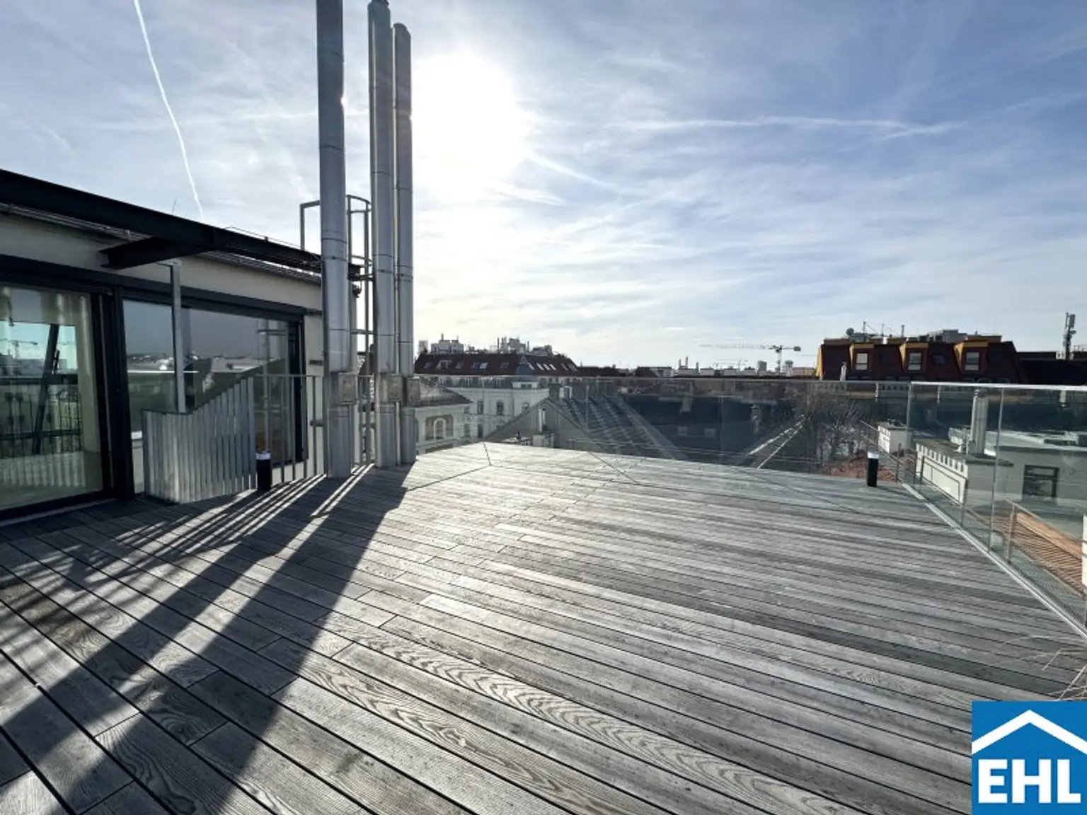 Spektakuläre Dachgeschoßmaisonette mit Terrassentraum und Blick auf die Canisiuskirche