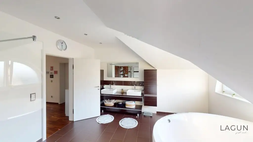 Hochwertiges Luxus-Einfamilienhaus in Maria-Lanzendorf