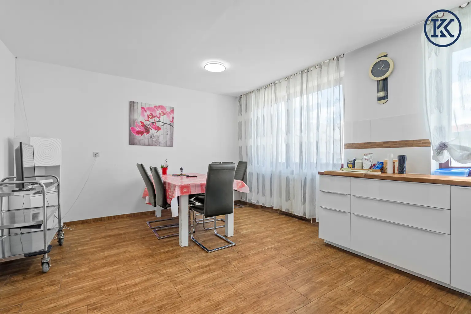 Lebendiges Unternehmen mit monatlichen Einnahmen von 10-12.000€