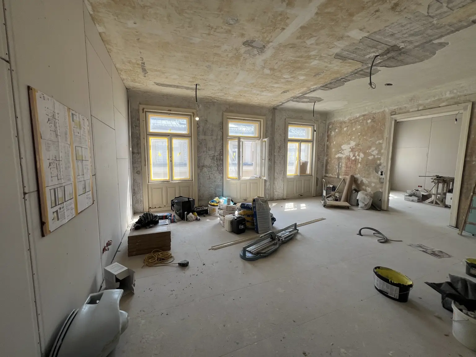 UNBEFRISTET NACH GENERALSANIERUNG: Wohnen in Bestlage in einer klimatisierten 3-Zimmer Altbauwohnung