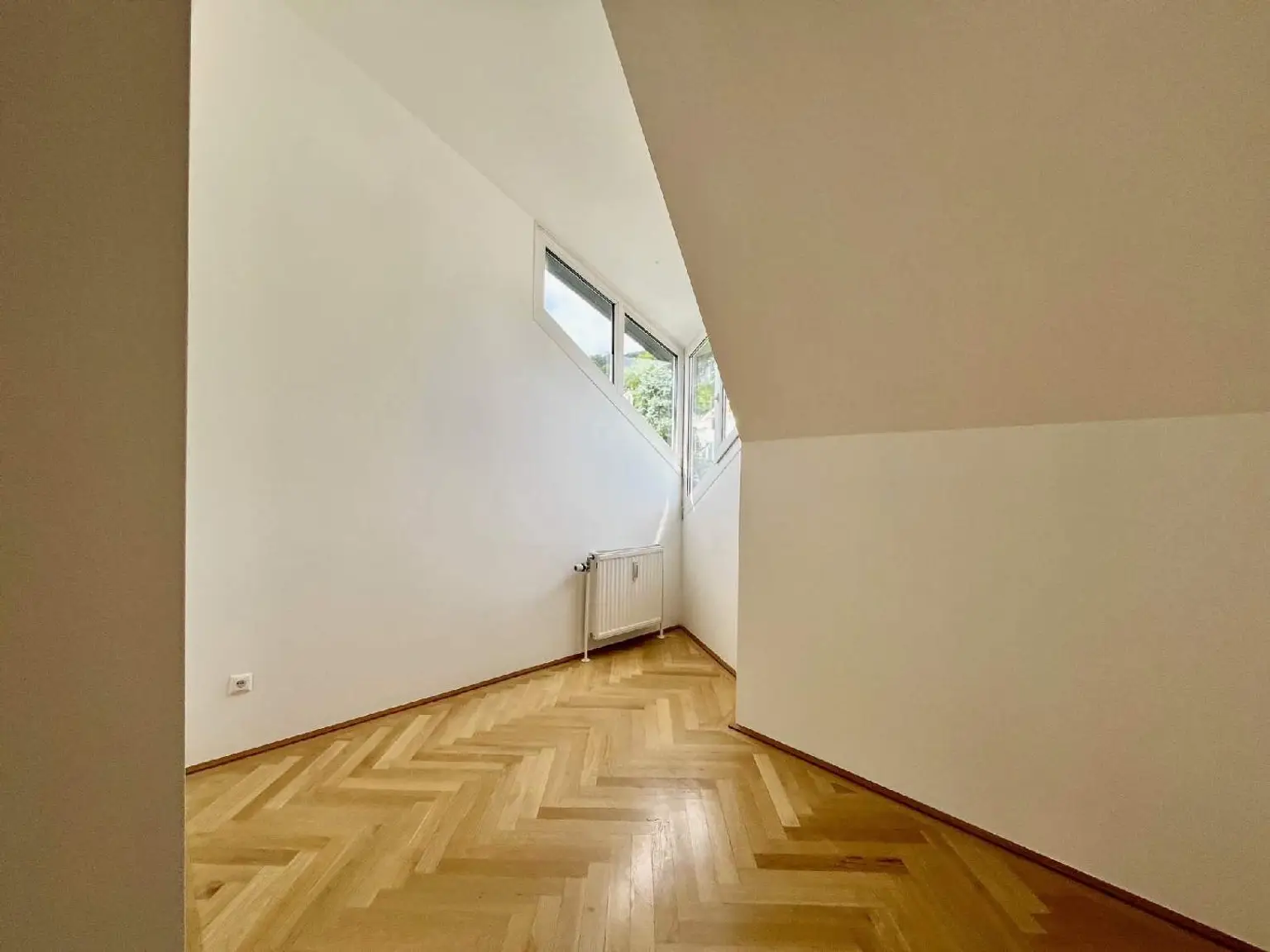4 Zimmer Dachgeschoß mit Loggia und Grünblick