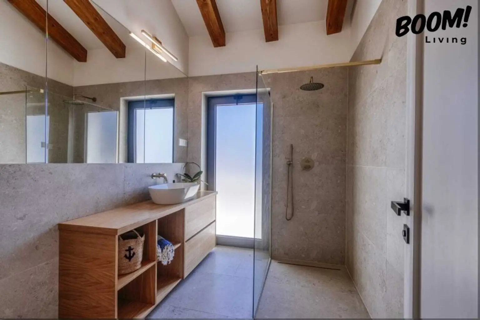Mediterraner Traum trifft moderne Urbanität - Stillvolle Design Villa im Herzen der Insel Iz