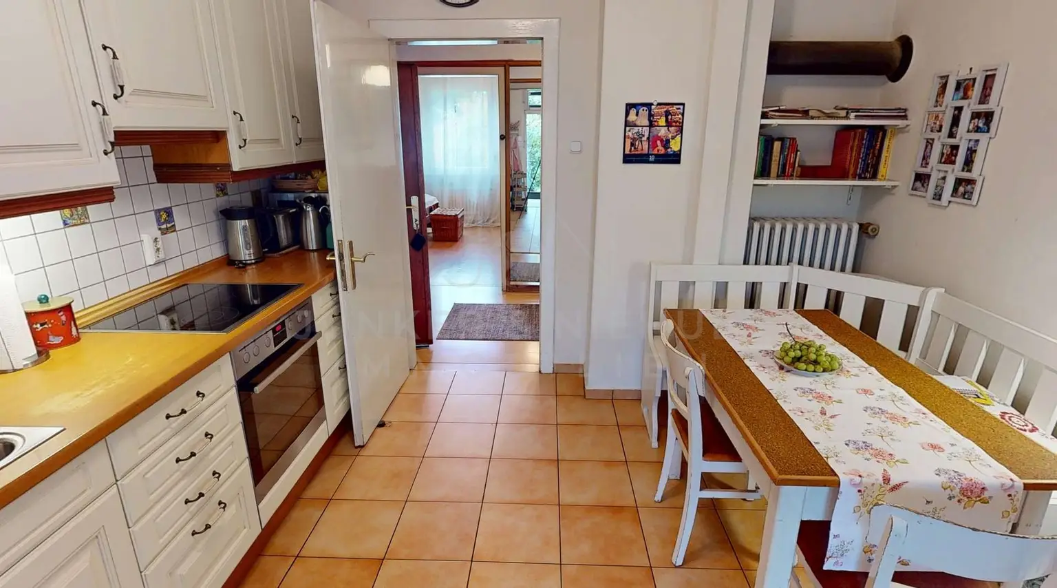 Küche mit Zugang in den Wintergarten