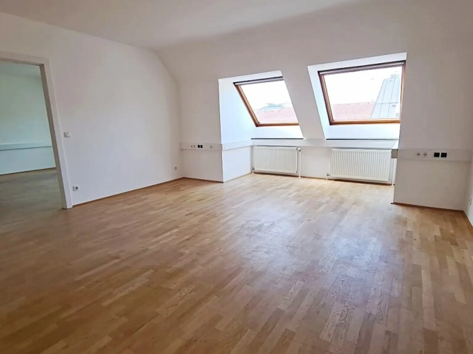 ZIEGLERGASSE bei FUZO Mariahilfer Straße, 141 m2 Bürofäche, 3 Zimmer, Serverraum, Küche, Klimaanlagen, Dachgeschoß