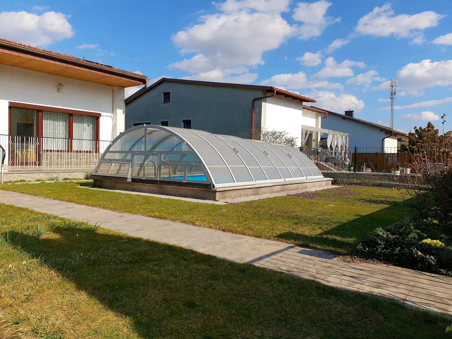 Edler Bungalow mit Swimmingpool zu verkaufen!